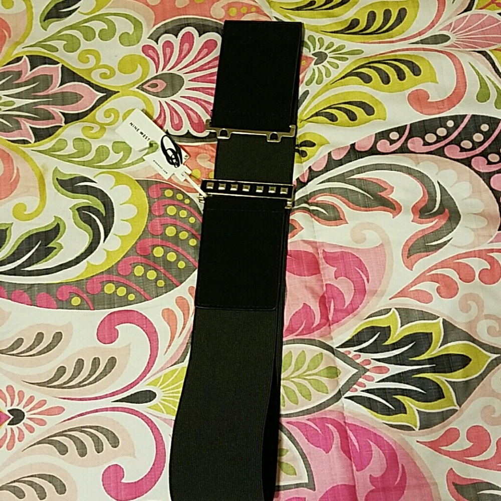Wide elastic black belt with chrome and black